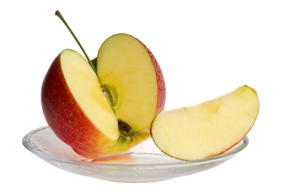 Jabłko świeże owoce z kromka i woda spada na talerzu. isolat — Zdjęcie stockowe