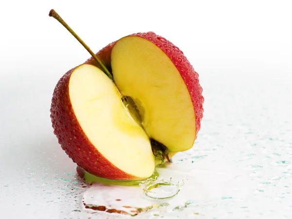 Fruits frais aux pommes avec éclaboussures d'eau et gouttes . — Photo