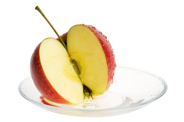 Frutta fresca di mela con spruzzi d'acqua e gocce su un piatto. Isola — Foto Stock
