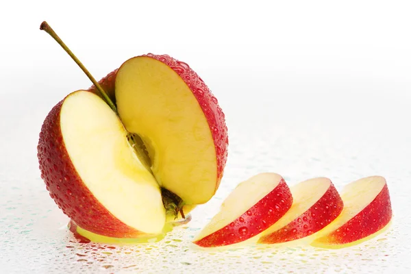 Frutta fresca di mele con fette e gocce d'acqua . — Foto Stock
