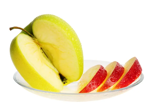 Fruits frais de pomme avec des tranches et gouttes d'eau sur une assiette. Isola — Photo