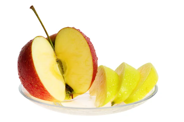 Fruits frais de pomme avec des tranches et gouttes d'eau sur une assiette. Isola — Photo
