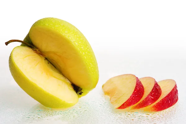 Fruits frais aux pommes avec tranches et gouttes d'eau . — Photo