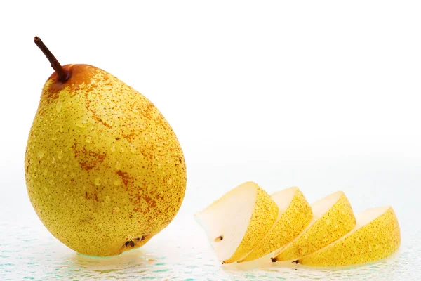 Fresh pear Fruits with slices and Water drops. — Stock Photo, Image