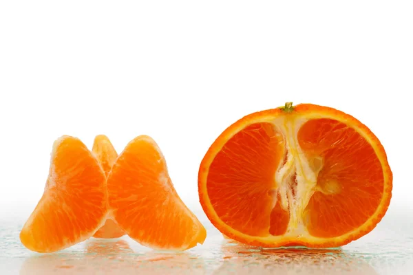 Świeżych owoców mandarynki z plastrami — Zdjęcie stockowe