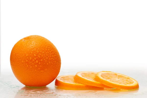 スライスと新鮮なオレンジ色の果物 ストック画像