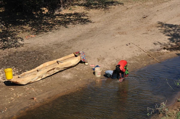 Vrouwen met dugout door de rivier — Stockfoto