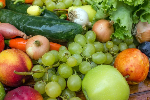 Frutas e produtos hortícolas orgânicos frescos — Fotografia de Stock