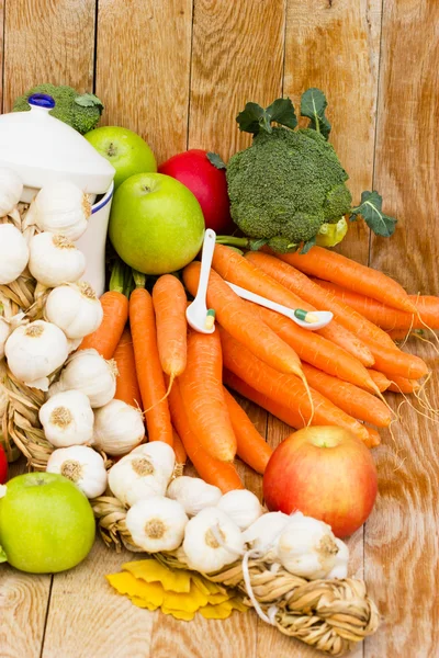 Frutas e produtos hortícolas maduros e orgânicos — Fotografia de Stock