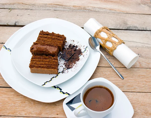 Chocolade cake, kopje koffie en zwarte chocolade — Stockfoto