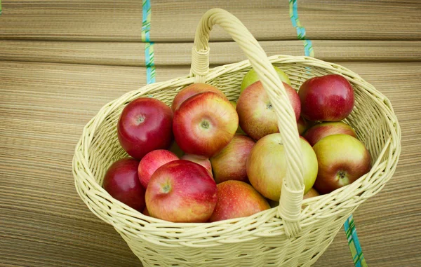 Корзина, полная спелых яблок — стоковое фото
