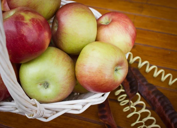 Корзина, полная спелых яблок — стоковое фото