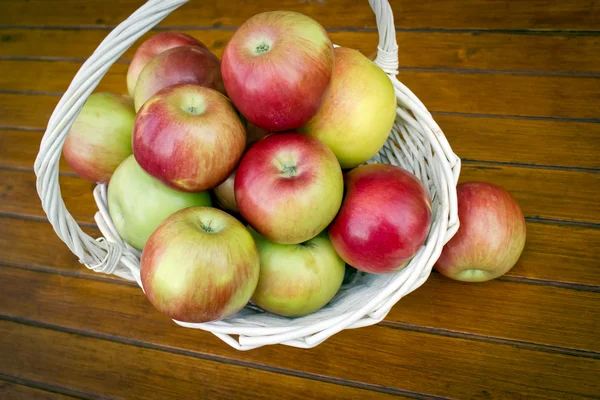 熟したりんごがいっぱい入ったかご — ストック写真