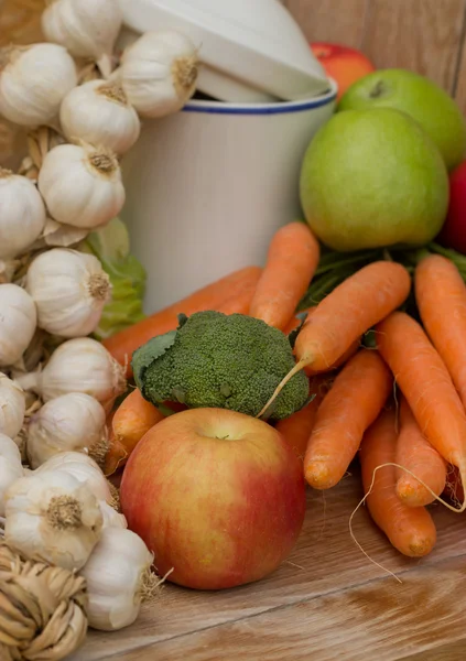 Органические овощи и фрукты — стоковое фото