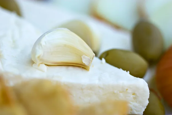 Kozi ser, czosnek, oliwki i chleb — Zdjęcie stockowe