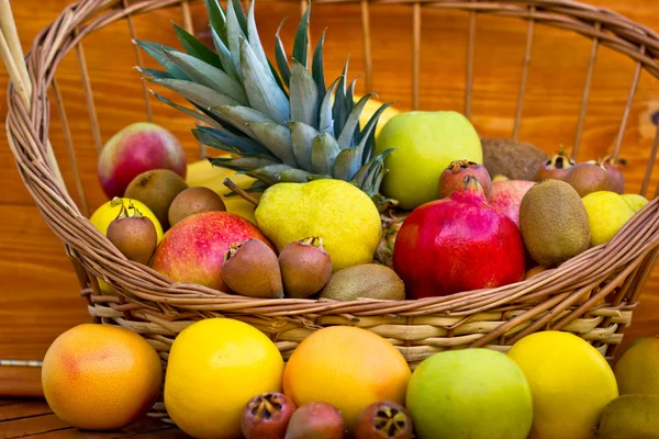 Свежие органические фрукты в плетеной корзине — стоковое фото