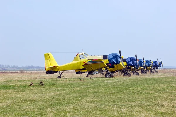 Esquadrão de aeronaves agrícolas e extintoras — Fotografia de Stock