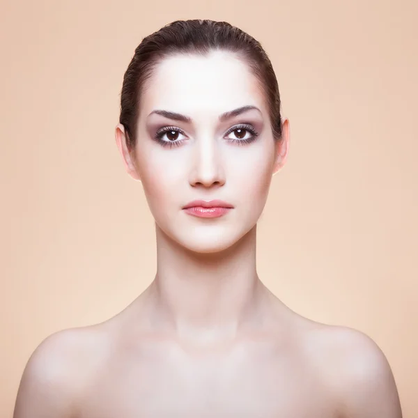 Beauty portrait of young woman — Stock Photo, Image