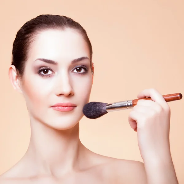 Close-up portrait of young beautiful woman with brush for make-u — Stock Photo, Image