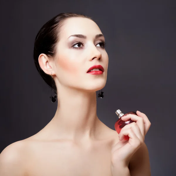 Елегантна жінка з парфумами — стокове фото