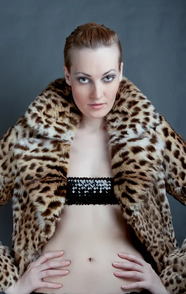 Retrato de mulher sexy no casaco da moda — Fotografia de Stock