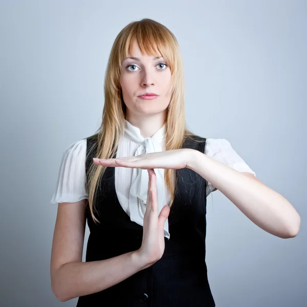 Retrato de una joven mujer de negocios haciendo gestos de tiempo fuera signo —  Fotos de Stock
