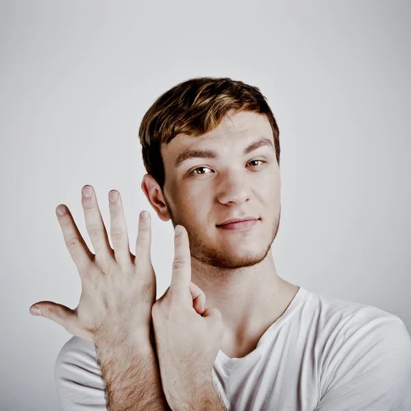 2 本の指を保持している若い男 — ストック写真