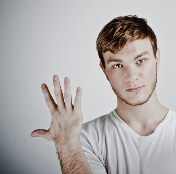 Beş parmak tutan genç adam — Stok fotoğraf