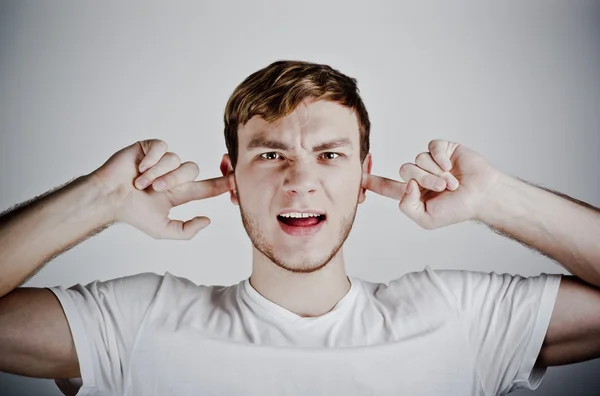 Retrato de um homem tapado suas orelhas — Fotografia de Stock