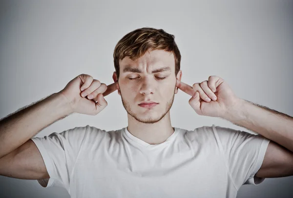 Retrato de um homem tapado suas orelhas — Fotografia de Stock