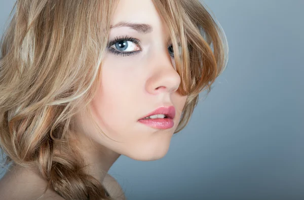 Portret zmysłowości piękny blond kobieta — Zdjęcie stockowe