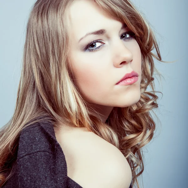 Porträtt av en blond ung dam — Stockfoto