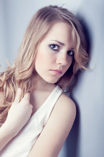 Portret van een sensuele jonge vrouw — Stockfoto