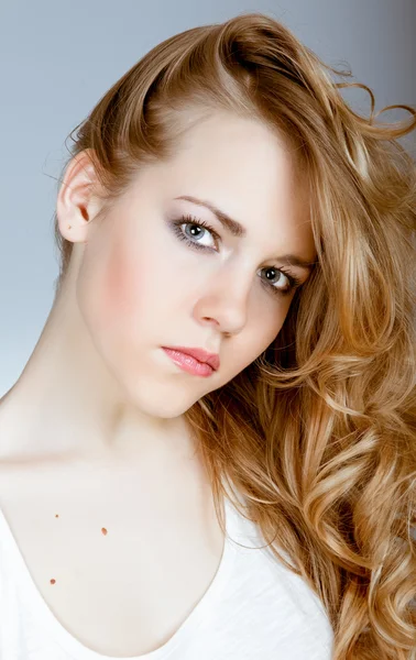 Close-up portrait of beautiful young fashion model — Stock Photo, Image