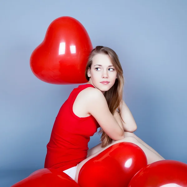 Kırmızı kalp balon tutan Sevgililer günü kadın — Stok fotoğraf