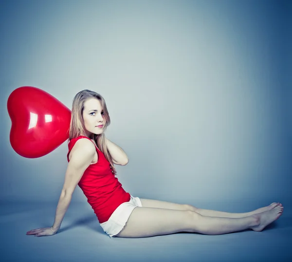 Mujer sosteniendo un globo en forma de corazón para el Día de San Valentín — Foto de Stock