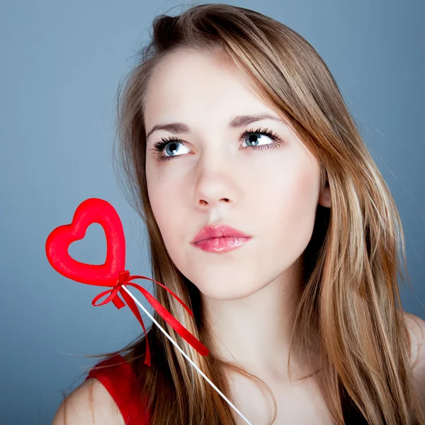 Молодая женщина с красным сердцем в День Святого Валентина — стоковое фото