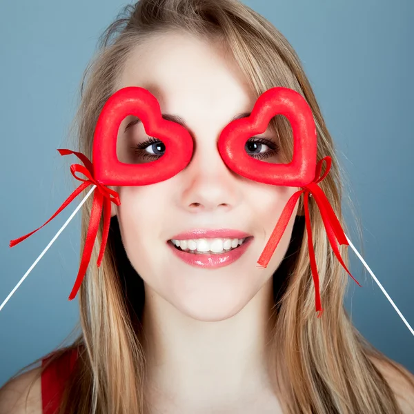 Amore donna sorridente in possesso di cuori rossi — Foto Stock