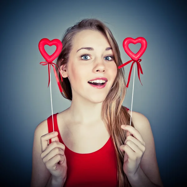 Menina engraçada com corações vermelhos — Fotografia de Stock