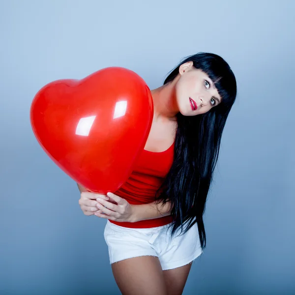 Valentim dia mulher segurando balão coração vermelho — Fotografia de Stock