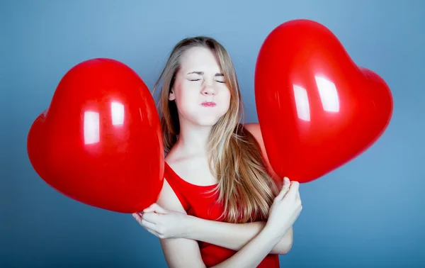 Kırmızı kalp balon tutan Sevgililer günü kadın. — Stok fotoğraf
