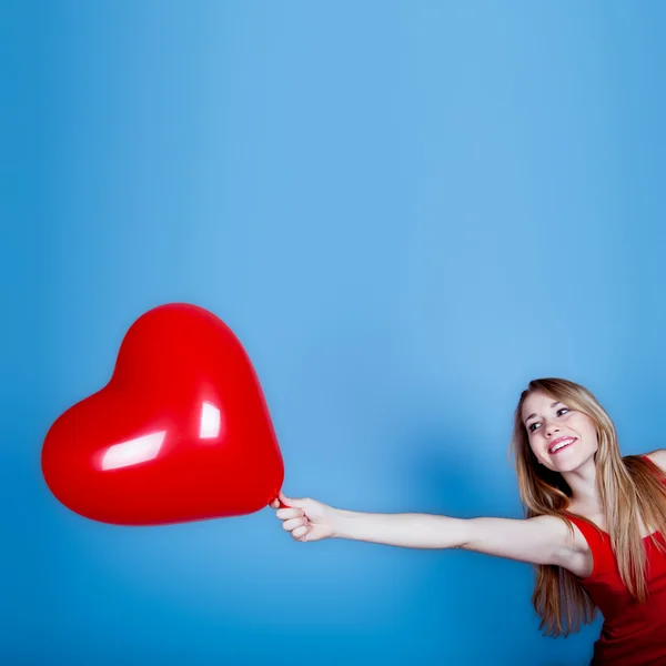Valentinstag. schöne Frau mit Herz in seinen Händen — Stockfoto