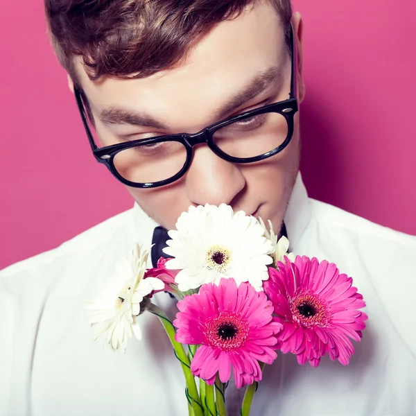 Giovane bellissimo uomo con fiori — Foto Stock