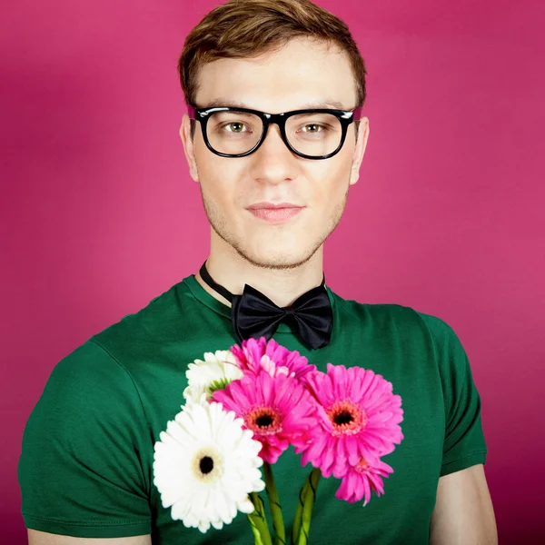 Un bel homme avec un bouquet de fleurs — Photo