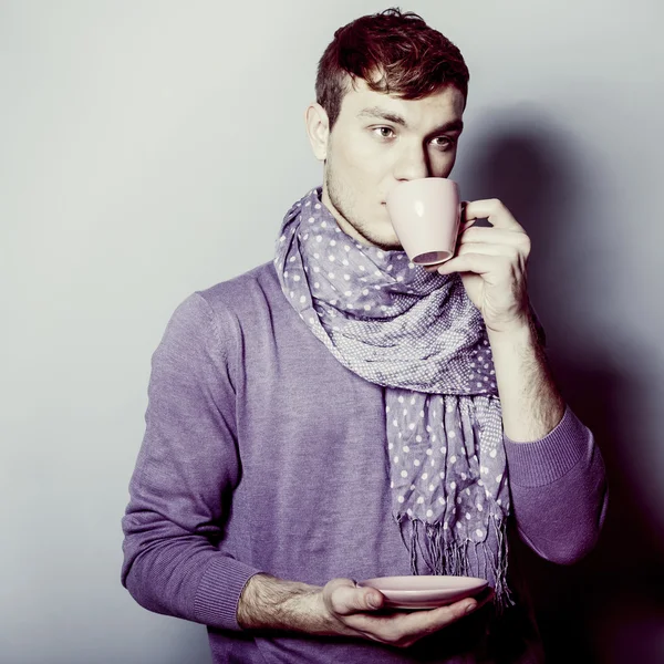 Fiatal férfi csésze kávéval a kezében — Stock Fotó