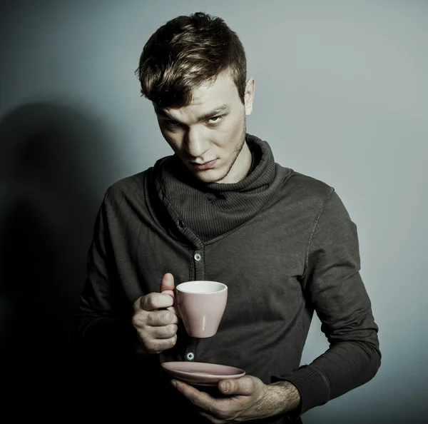 Bir fincan kahve ile genç bir adam — Stok fotoğraf