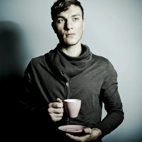 Jonge man met een kopje koffie — Stockfoto