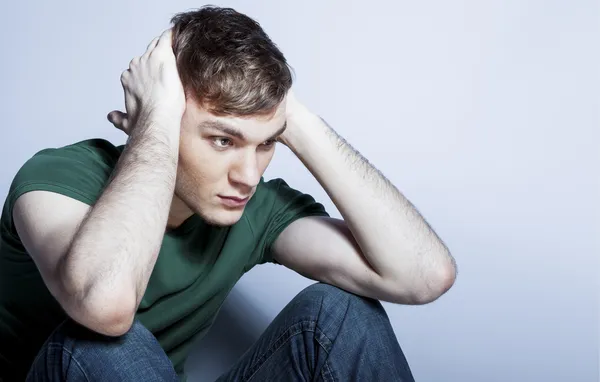 Depresyonda ifade ile genç adam — Stok fotoğraf