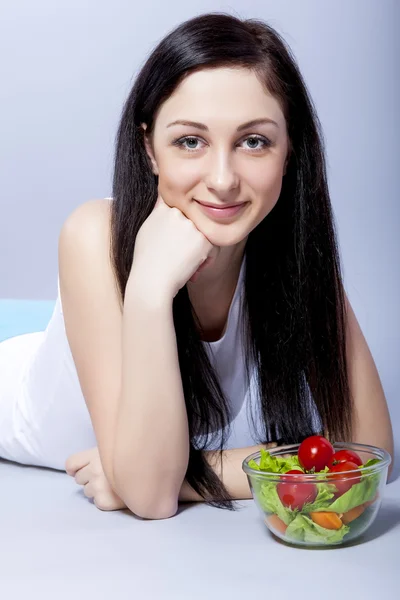 年轻女子微笑着蔬菜. — 图库照片