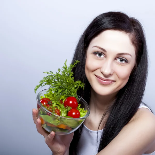 Jonge lachende vrouw met groenten. — Stockfoto